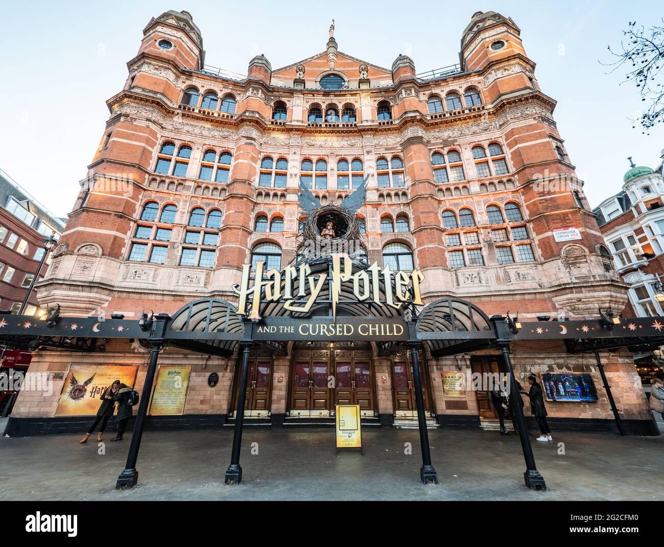 The Palace Theatre, West End, Londres, Royaume-Uni. La façade du théâtre populaire avec Harry Potter et The Cursed Child en production. Banque D'Images