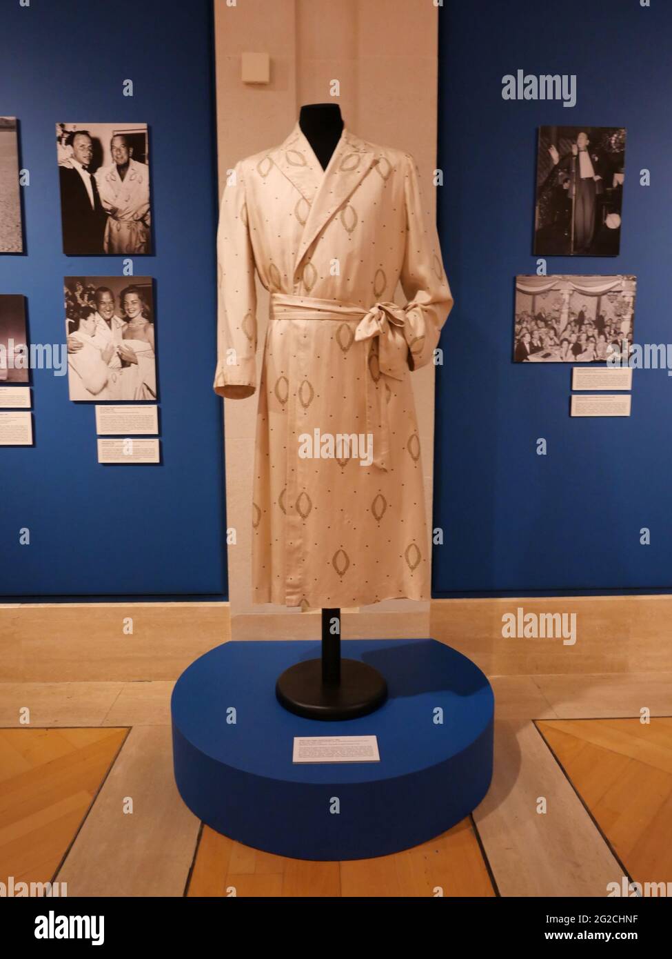 Sir Noel Coward était l'un des dramaturges , compositeurs, acteurs et réalisateurs les plus 