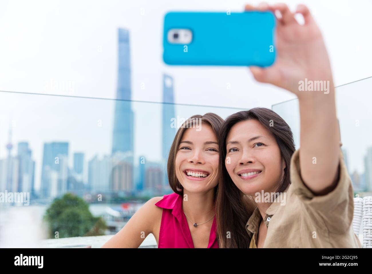 Mère et fille chinoises prenant le selfie ensemble Banque D'Images