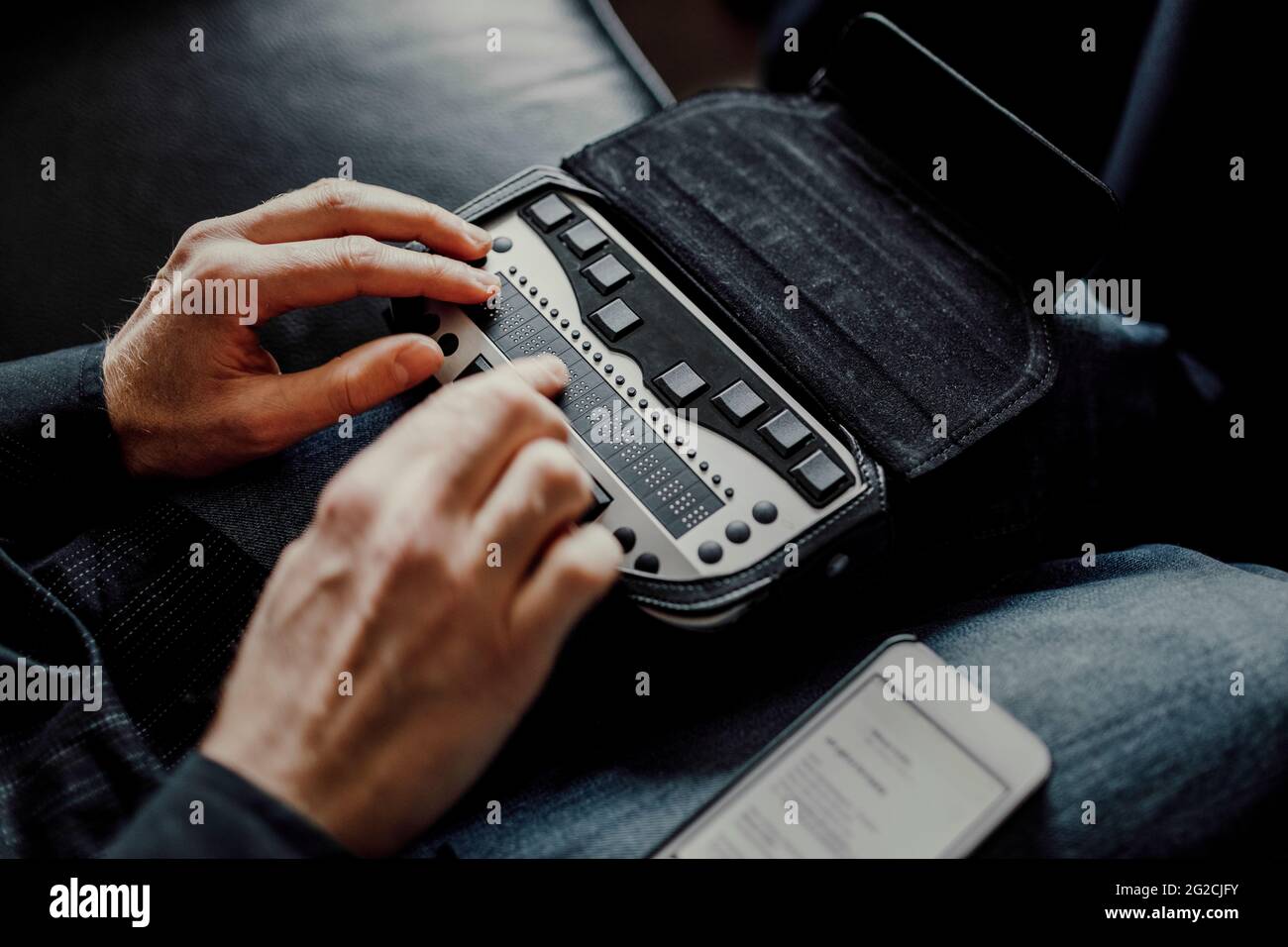 Homme utilisant le clavier braille Banque D'Images