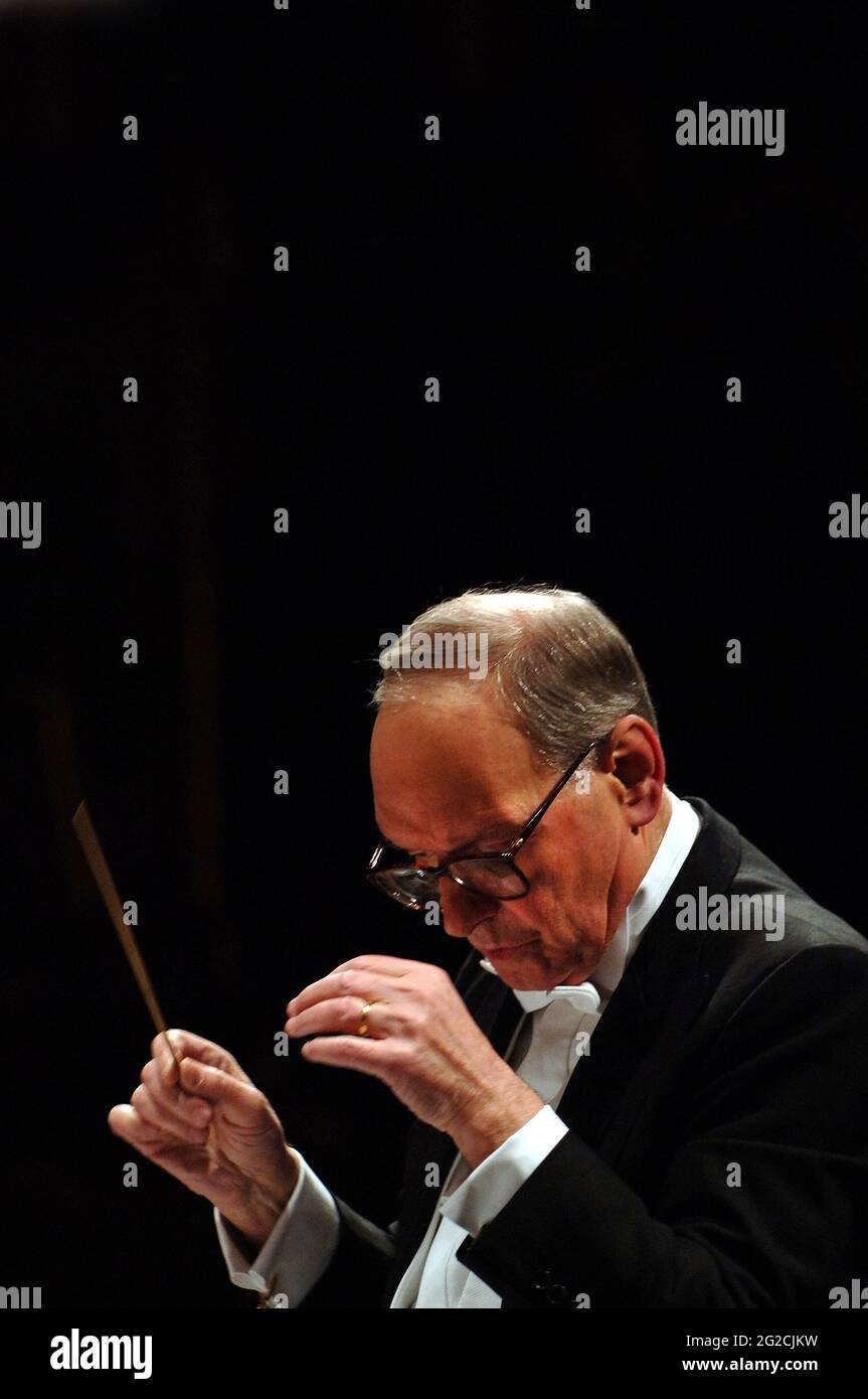 Italie, Brescia, 16 décembre 2007 : le chef d'orchestre et compositeur Ennio Morricone en concert. Photo © Matteo Biatta/Sintesi/Alamy stock photo Banque D'Images