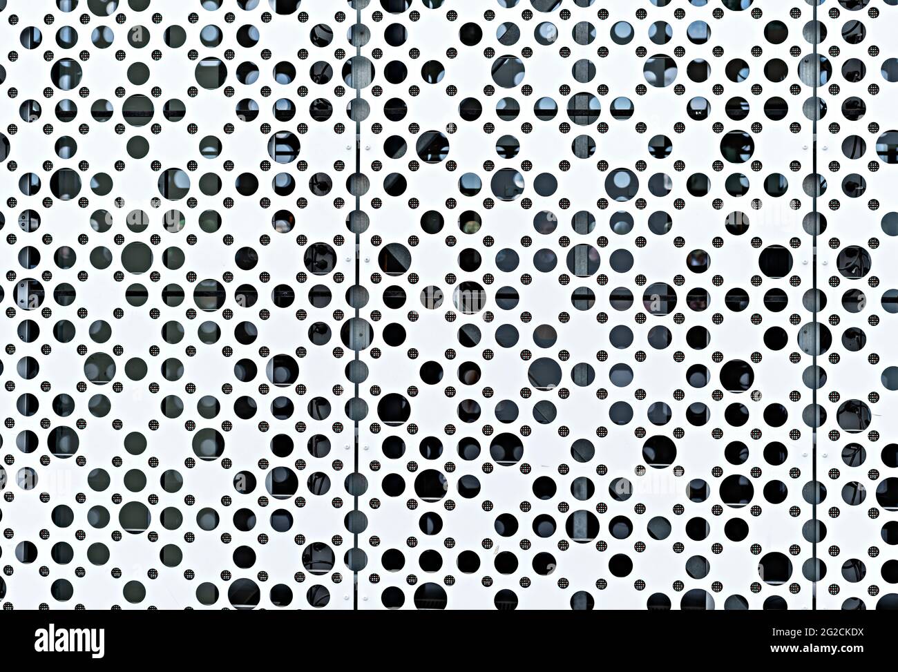 Arrière-plan abstrait noir et blanc métallisé avec trous ronds, nombreux cercles espace de copie, texturé Banque D'Images