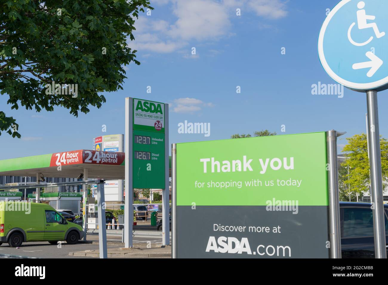 Merci de vous inscrire à la station-service ASDA, sortie parking, Londres, Angleterre, Royaume-Uni, Grande-Bretagne Banque D'Images