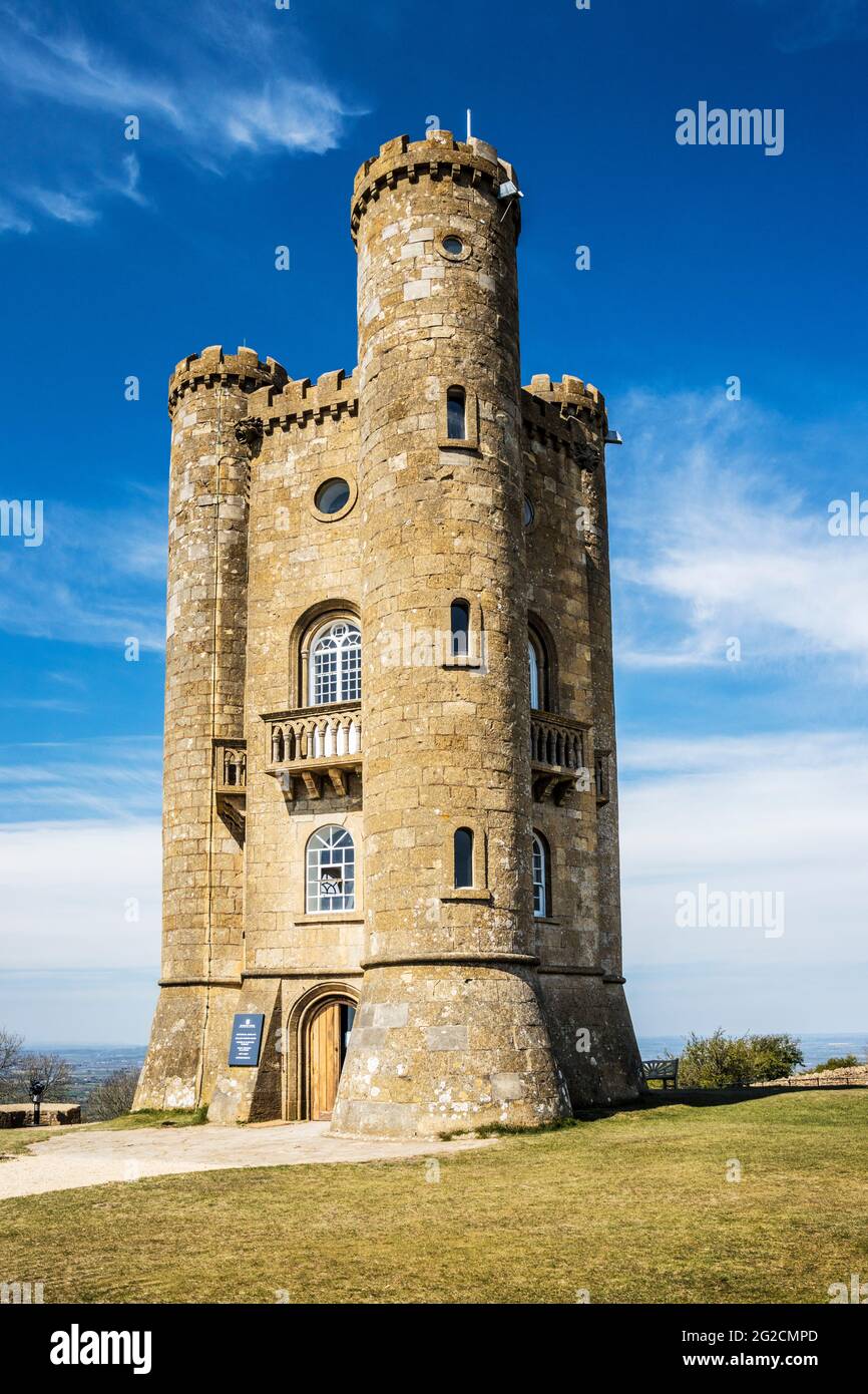 Broadway Tower, une folie du XVIIIe siècle, se tenant au deuxième point le plus élevé des Cotswolds. Banque D'Images