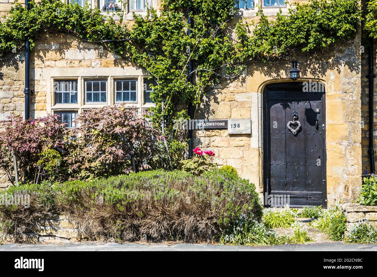 Un joli cottage en pierre dans la ville de Broadway, dans le comté de Cotswold, dans le Worcestershire. Banque D'Images