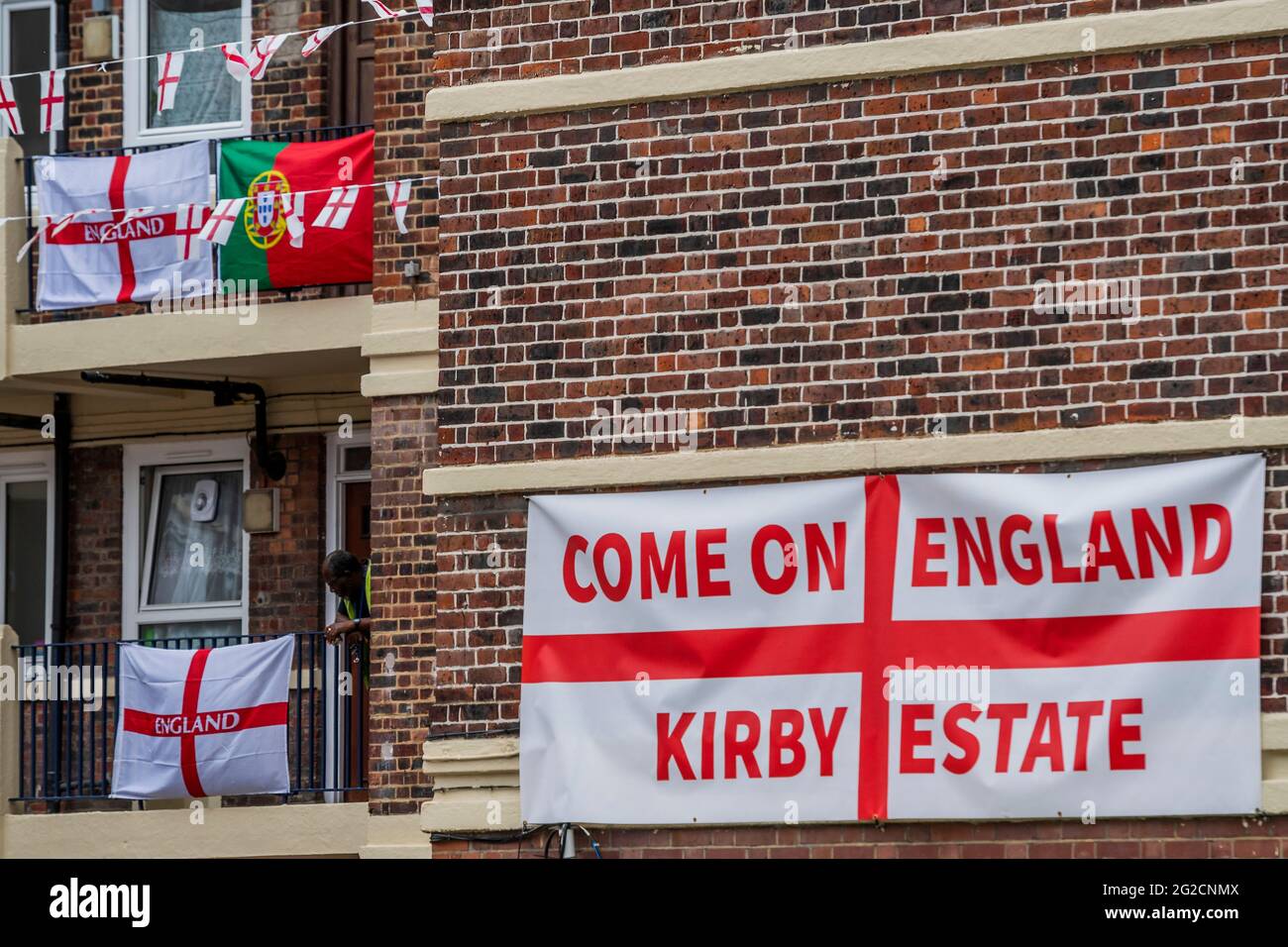 Londres, Royaume-Uni. 10 juin 2021. Un drapeau portugais solitaire (Portugal) - les résidents fous de football dans le domaine Kirby de Bermondsey dans le sud-est de Londres ont mis environ 400 drapeaux d'Angleterre (croix de St George) en avant du Championnat d'Europe qui commence ce week-end et est en fait le tournoi Covid-retardé 2020. Crédit : Guy Bell/Alay Live News Banque D'Images