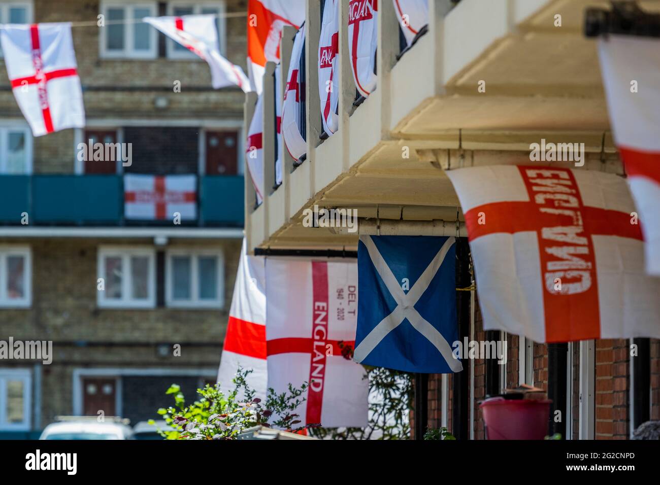 Londres, Royaume-Uni. 10 juin 2021. Un appartement a un drapeau d'Angleterre monogrammé et un drapeau écossais en l'honneur de parents qui sont malheureusement morts depuis le dernier tournoi - les résidents fous de football dans le domaine Kirby de Bermondsey dans le sud-est de Londres ont mis vers 400 Angleterre (croix de St George) Drapeaux devant le Championnat d'Europe qui commence ce week-end et est en fait le tournoi Covid-retardé 2020. Crédit : Guy Bell/Alay Live News Banque D'Images