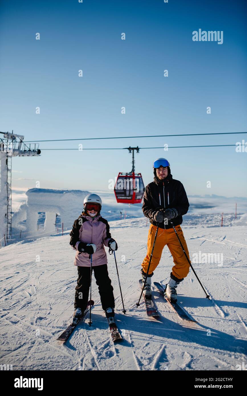 Les gens skient dans la station de ski en hiver Banque D'Images