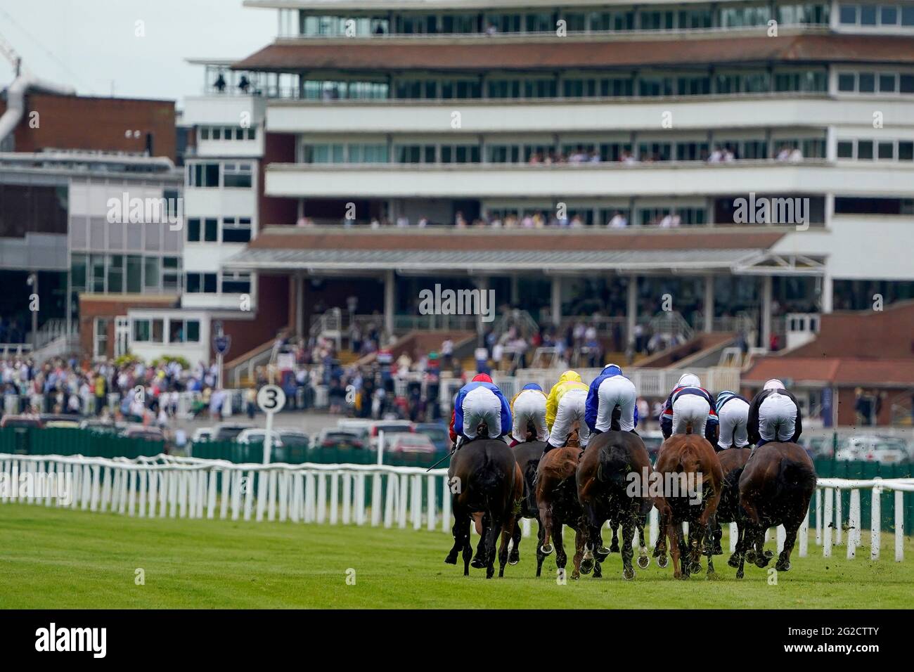 Un point de vue général pendant que les coureurs se rendent sur la piste pendant la meilleure chance sur le Betfair Exchange handicap à l'hippodrome de Newbury. Date de la photo: Jeudi 10 juin 2021. Banque D'Images