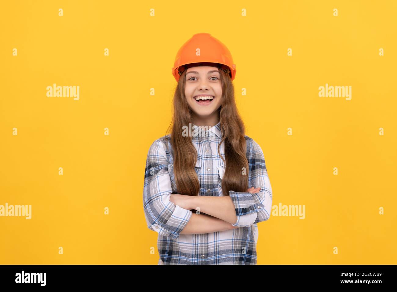 beau sourire. concept de construction. happy child worker porter un casque. Banque D'Images