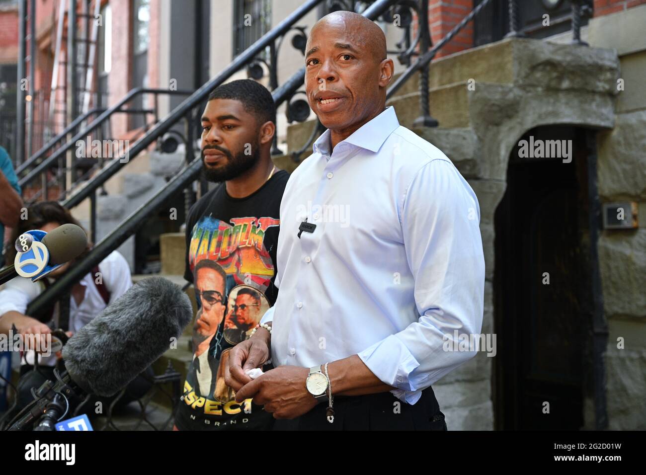 Le président du quartier de Brooklyn, Eric Adams, et son fils, Jordan Coleman (L), organisent un petit-déjeuner avec des reporters dans sa maison du voisin Bedford-Stuyvesant Banque D'Images