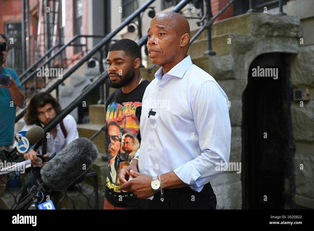 Le président du quartier de Brooklyn, Eric Adams, et son fils, Jordan Coleman (L), organisent un petit-déjeuner avec des reporters dans sa maison du voisin Bedford-Stuyvesant Banque D'Images