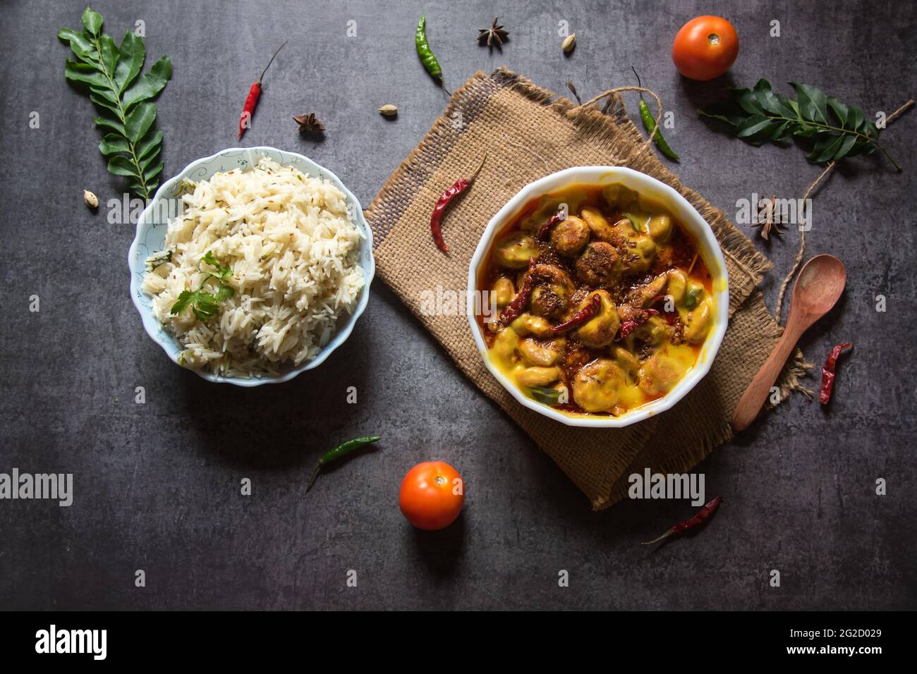 Kadhi chawal une spécialité indienne préparée avec du riz en mettant des beignets frits dans du curry à base de yaourt. Banque D'Images