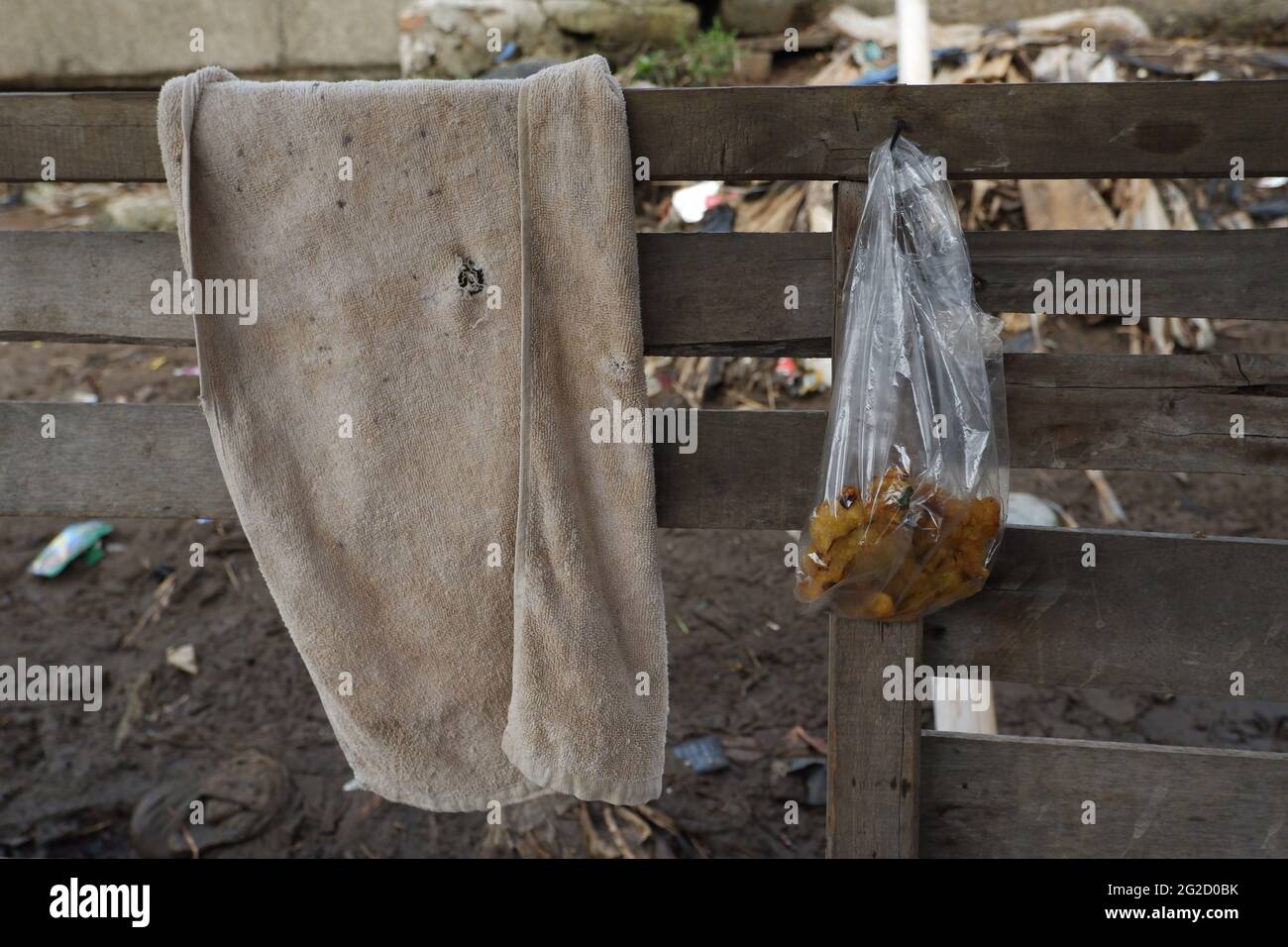 Entre Kampung Pulo et Kampung Melayu Kecil, dans la région de Jatinegara, dans l'est de Jakarta, en Indonésie, limitée par la partie du remblai qui retient la normalisation du débit de la rivière Ciliwung, il existe un service de traversée terrestre qui, jusqu'à présent, survit encore dans la capitale. Rohim (42) un homme de stock d'Indramayu, qui est également un chauffeur de Bajaj, prend tour à tour avec son ami Azis (45) qui retourne dans sa ville natale, en courant un service de traversée de bateau traînante pour survivre. (Photo de Kuncoro Widyo Rumpoko/Pacific Press) Banque D'Images