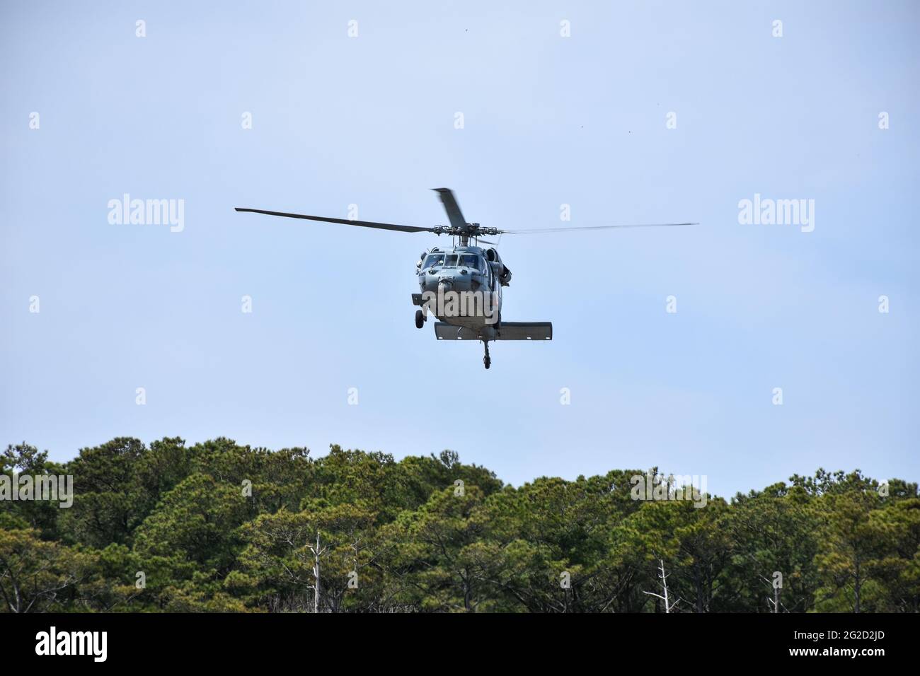 Un hélicoptère de la Marine américaine survolant la côte de la Caroline du Nord. Banque D'Images
