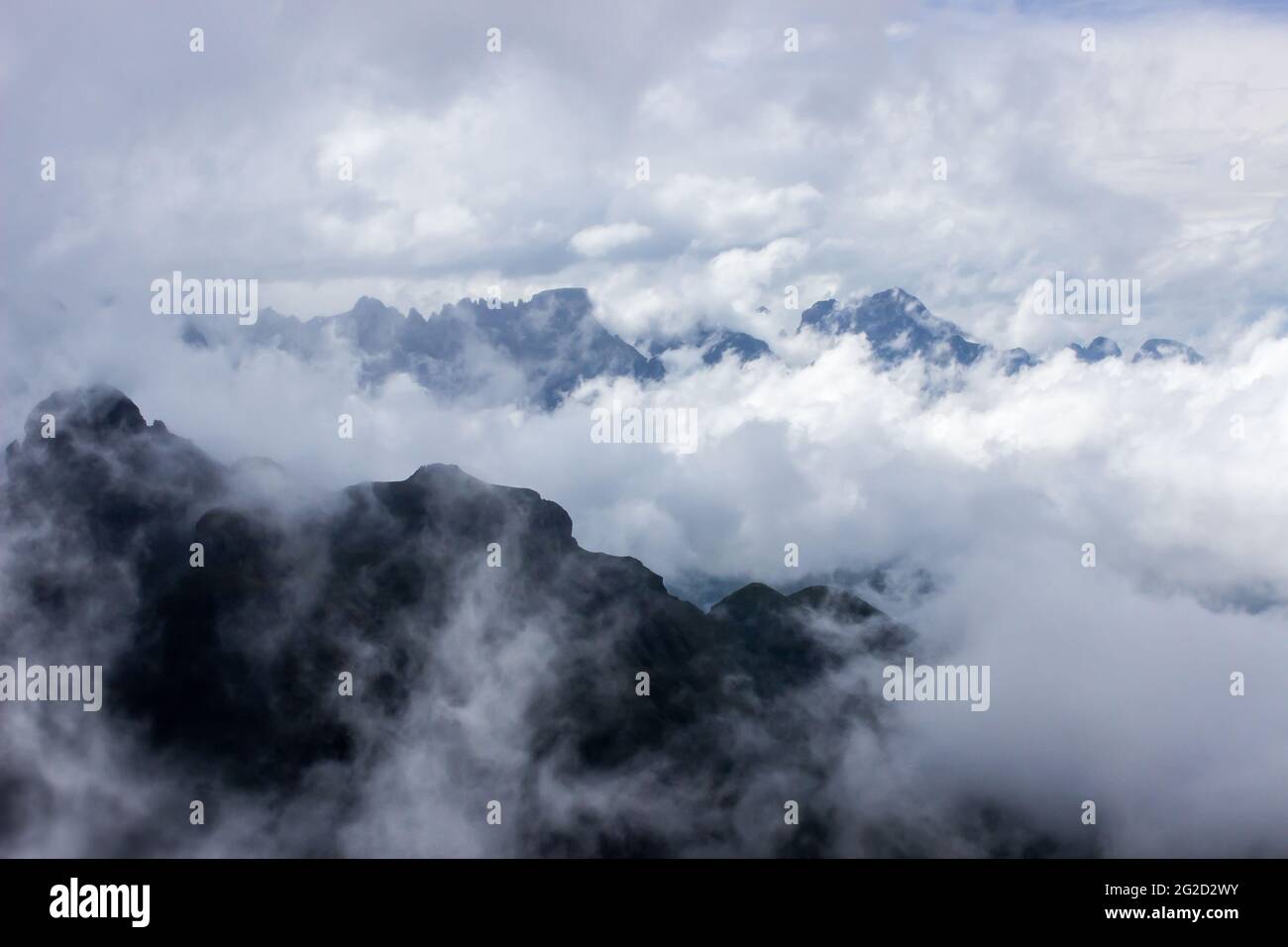 Brouillard couvrant les montagnes du Drakensberg, le long de la frontière entre l'Afrique du Sud et le Lesotho, avec seulement les sommets éloignés visibles Banque D'Images