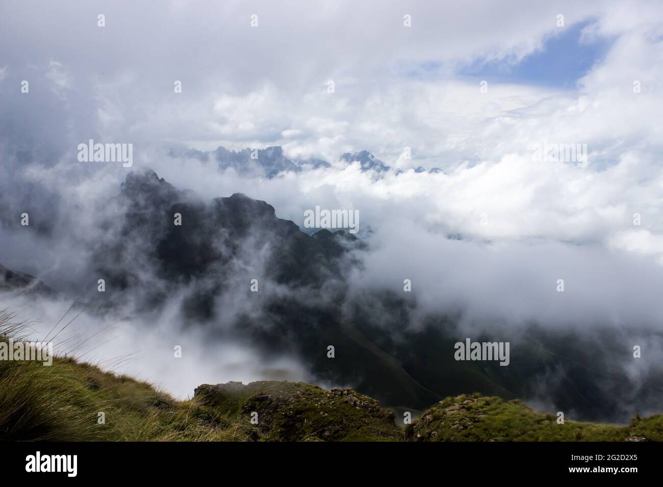 Brouillard couvrant les montagnes du Drakensberg, le long de la frontière entre l'Afrique du Sud et le Lesotho, avec seulement les sommets éloignés visibles Banque D'Images