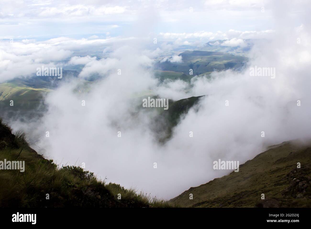 Vue sur les vallées couvertes de brouillard des montagnes du Drakensberg en Afrique du Sud, depuis l'un des cols de montagne les plus élevés Banque D'Images