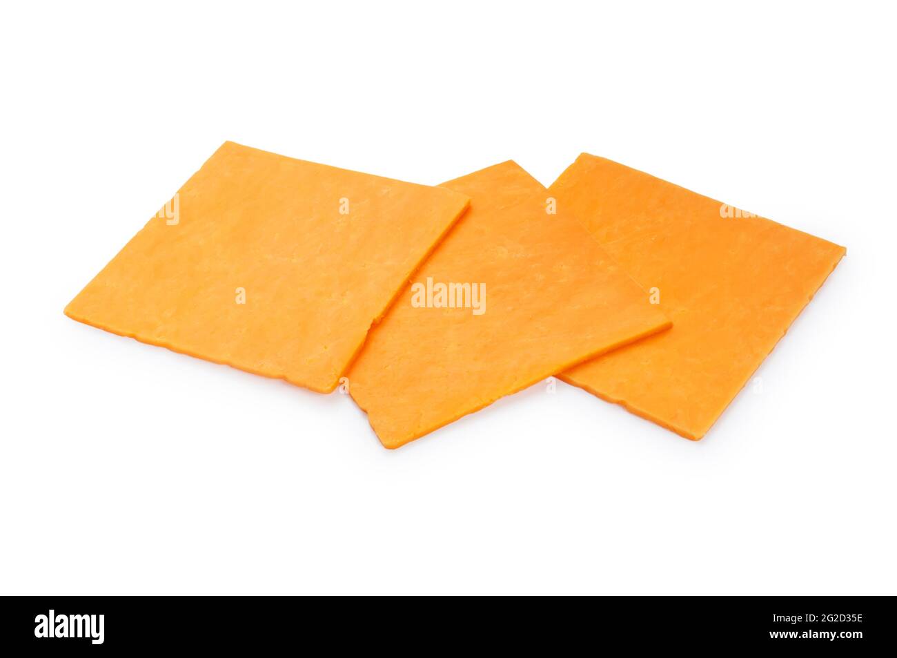 Photo de studio de fromage Red Leicester finement tranché, en forme de carré, découpé sur fond blanc - John Gollop Banque D'Images