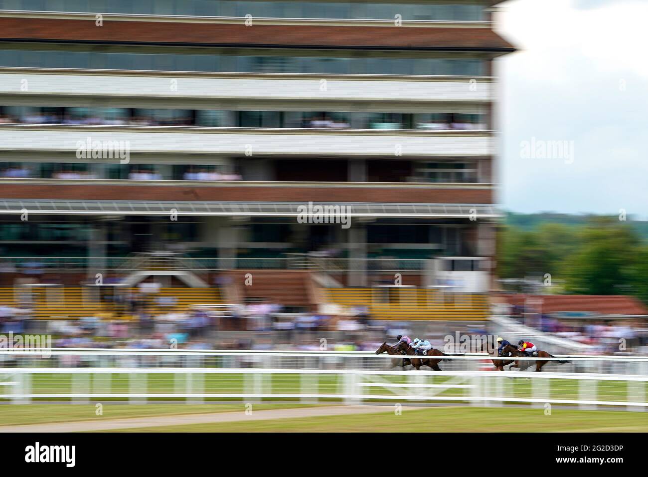 Reina Del Mar, montée par le jockey Oisin Murphy (troisième à droite), remporte le Read Ryan Moore on Betting.Betfair handicap au newbury racecourse. Date de la photo: Jeudi 10 juin 2021. Banque D'Images