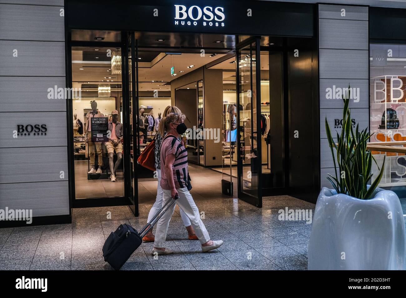 Une femme passe devant un magasin Hugo Boss à l'intérieur d'un centre  commercial. (Photo d'Omar marques / SOPA Images / Sipa USA Photo Stock -  Alamy
