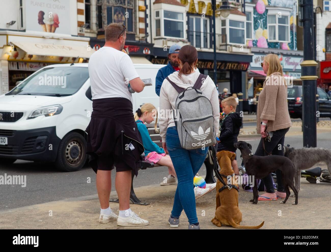 Un groupe familial avec trois chiens sur le front de mer de Scarborough Banque D'Images