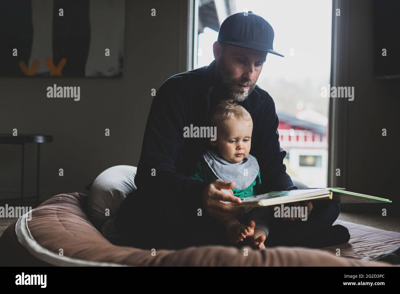Livre de lecture de père pour bébé fils Banque D'Images