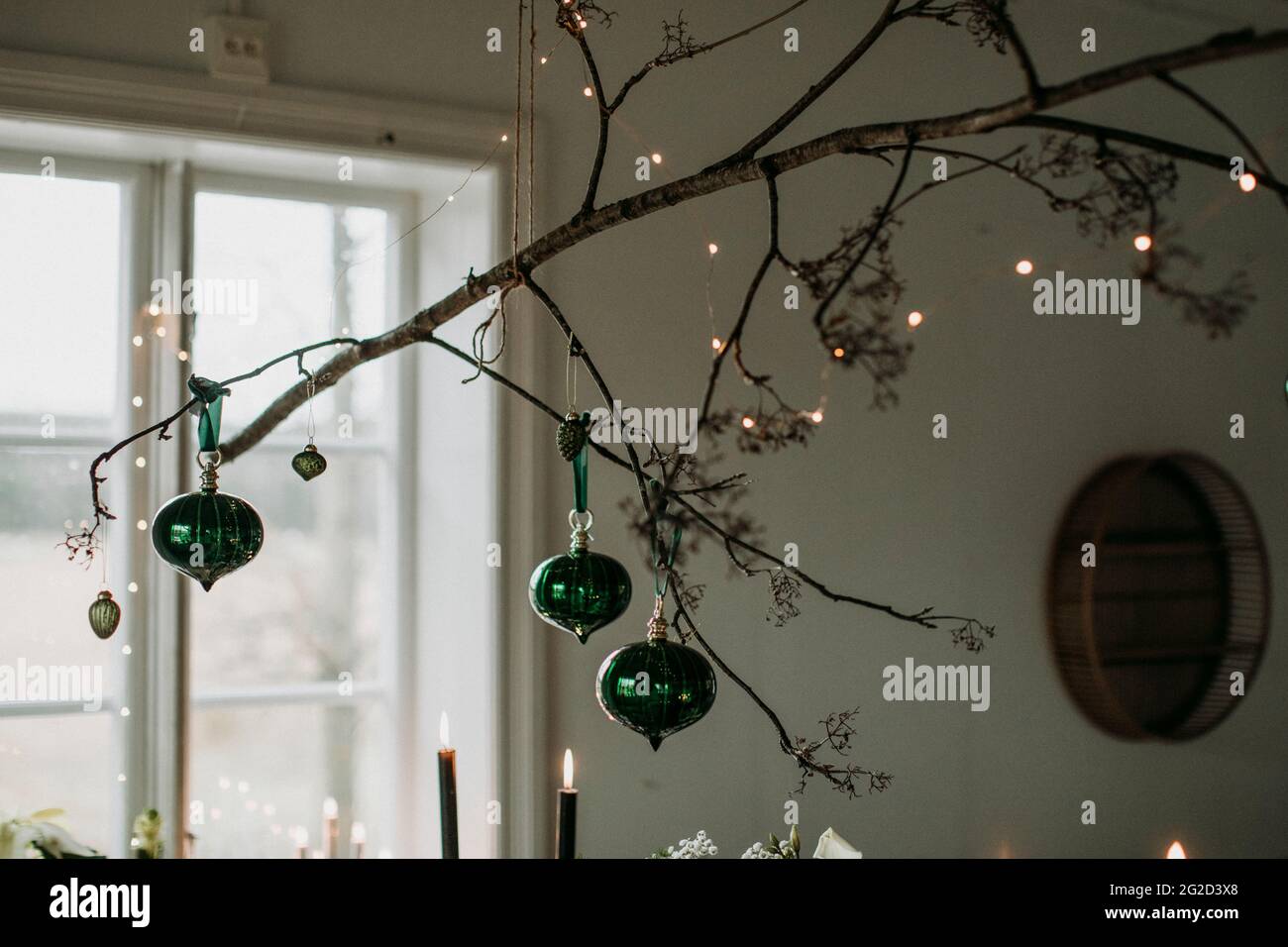 Décorations de Noël et lumières sur branche Banque D'Images