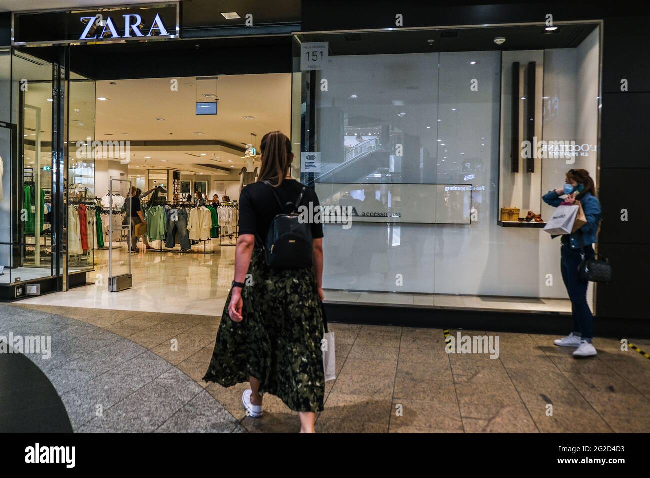 Cracovie, Pologne. 10 juin 2021. Une femme passe devant un magasin Zara à  l'intérieur d'un centre commercial. (Photo par Omar marques/SOPA  Images/Sipa USA) crédit: SIPA USA/Alay Live News Photo Stock - Alamy