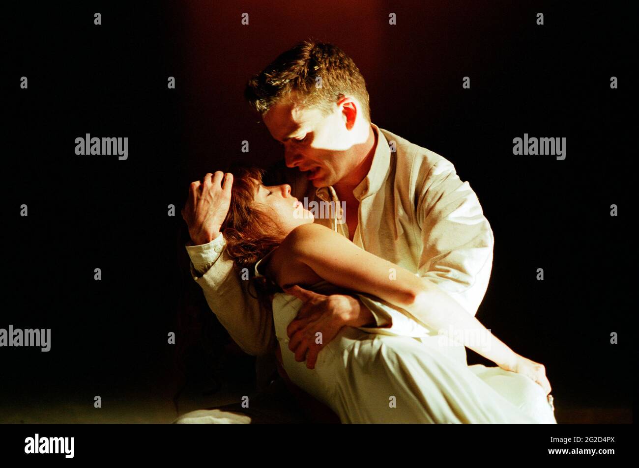 David Tennant (Romeo), Alexandra Gilbreath (Juliet - apparemment mort) à ROMEO ET JULIET par Shakespeare à la Royal Shakespeare Company (RSC), Royal Shakespeare Theatre, Stratford-upon-Avon 05/07/2000 musique: Stephen Warbeck design: Tom Piper éclairage: Chris Davey combats: Terry King mouvement: Liz Ranken réalisateur: Michael Boyd Banque D'Images