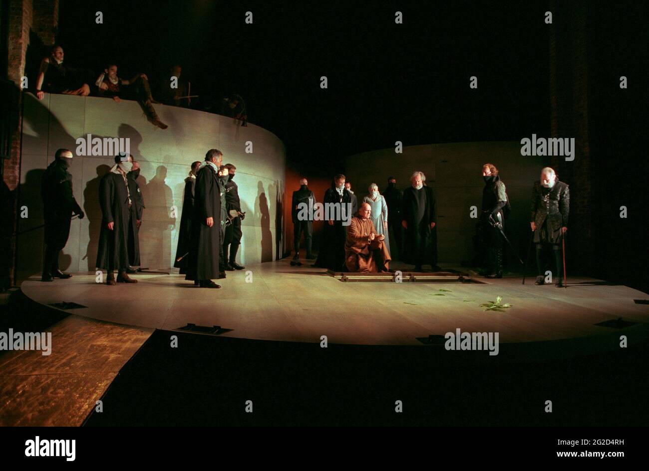 Au tombeau - au centre: Caroline Harris (Lady Capulet), des McAleer (Friar Lawrence), Eileen McCallum (infirmière), Ian Hogg (Capulet) à ROMEO ET JULIET par Shakespeare à la Royal Shakespeare Company (RSC), Royal Shakespeare Theatre, Stratford-upon-Avon 05/07/2000 musique: Stephen Warbeck design: Tom Piper jeu: Terry King: Liz Ranken directeur: Michael Boyd Banque D'Images