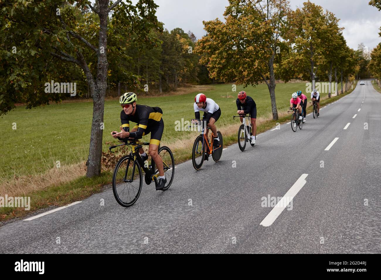 Hommes cyclistes sur la route de campagne Banque D'Images