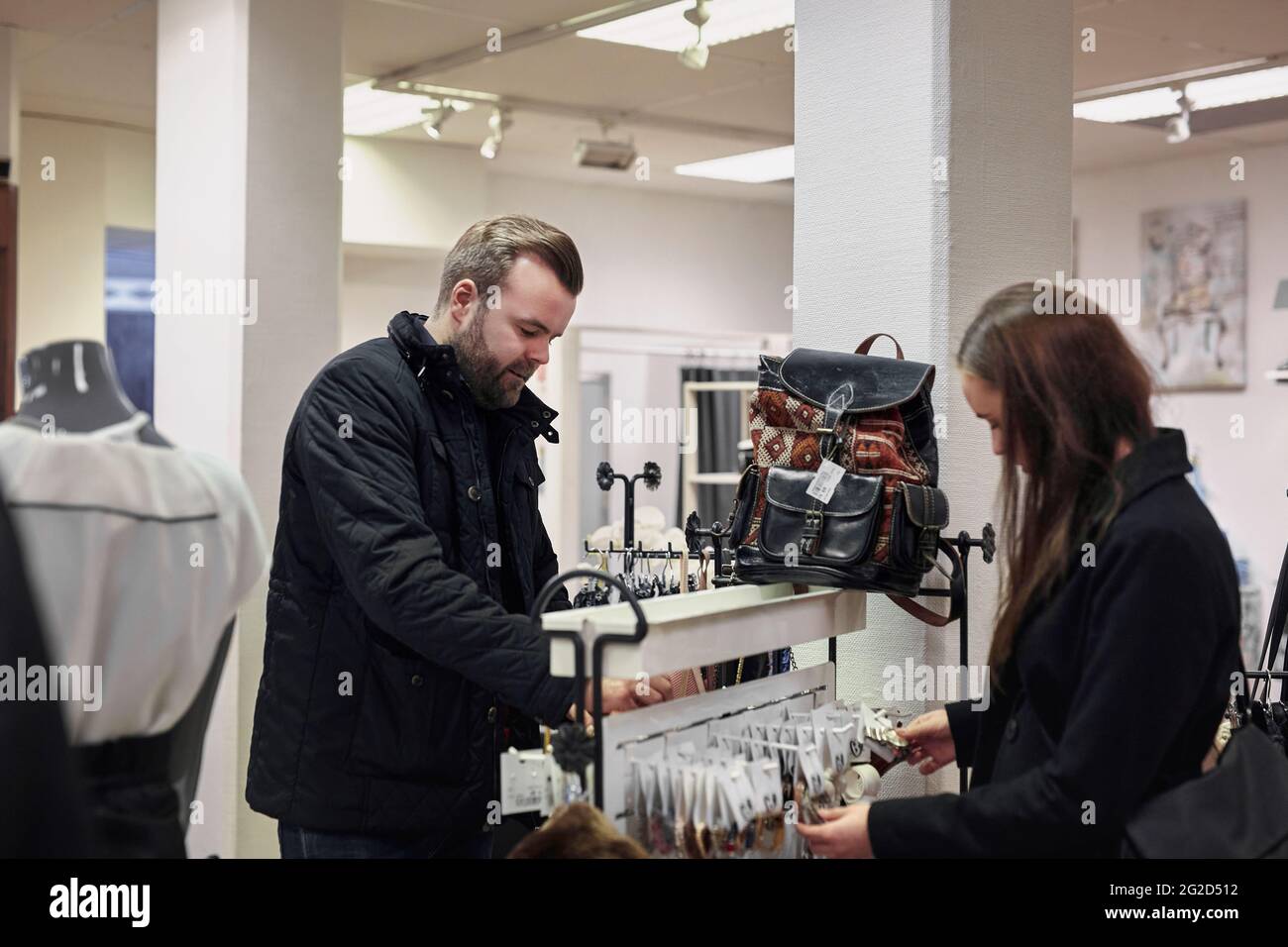 Couple shopping in department store Banque D'Images