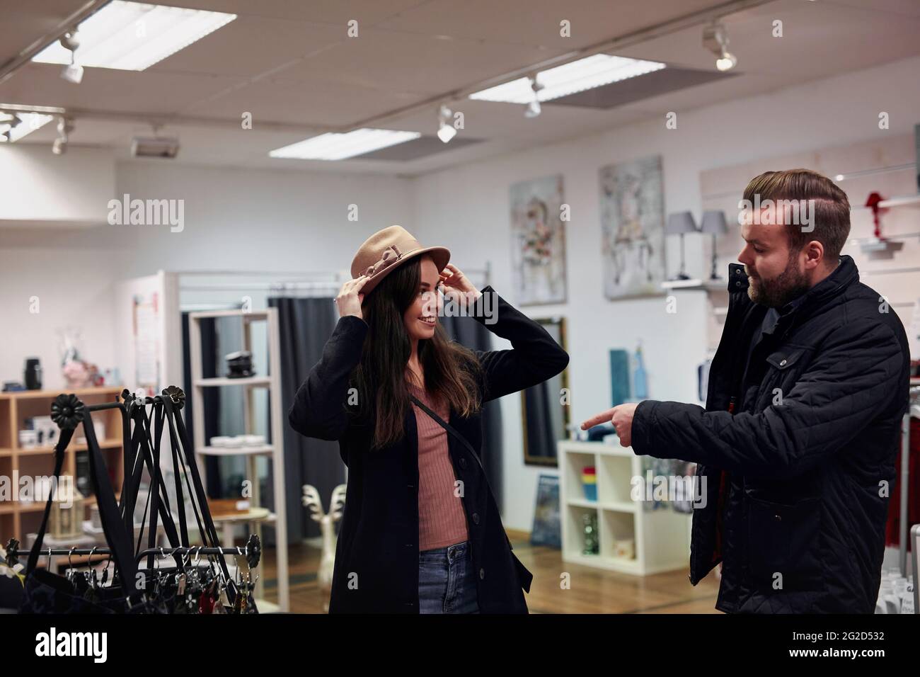 Couple shopping in department store Banque D'Images