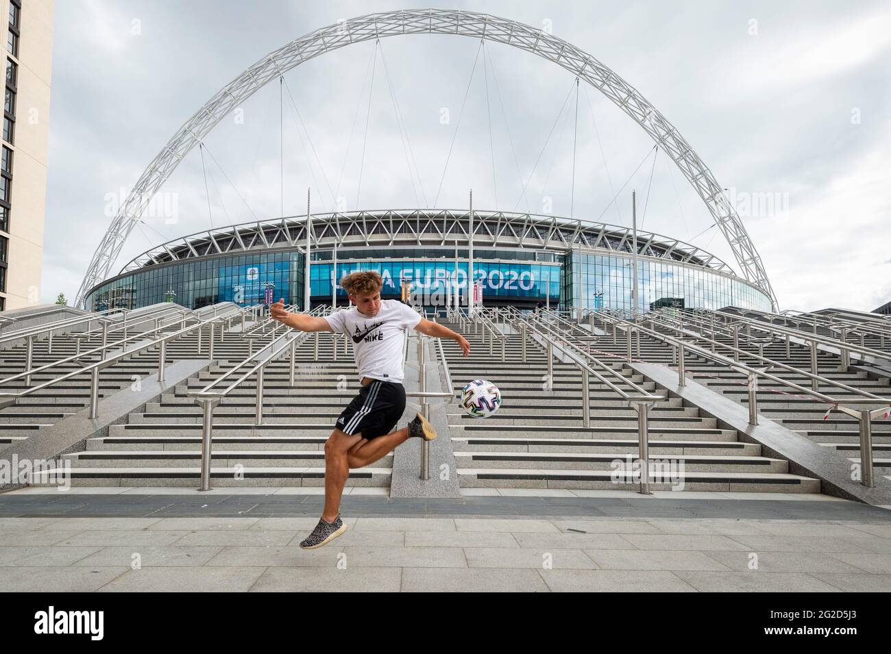 Londres, Royaume-Uni. 10 juin 2021. L'ambassadeur de l'euro 2020, Scott Penders, pratique le jonglage avec un football à l'extérieur du stade Wembley pour le prochain championnat européen de football de l'UEFA 2020, où il se déroulera sur le terrain de Wembley pour les matchs de l'Angleterre et la finale. Le tournoi a été reporté de 2020 en raison de la pandémie de COVID-19 en Europe et reporté du 11 juin au 11 juillet 2021 avec des matchs à jouer dans 11 villes. Le stade Wembley accueillera certains matchs de groupe, dont l'Angleterre et la Croatie, le 13 juin, ainsi que les demi-finales et la finale elle-même. Credit: Stephen Chung / Alamy Live News Banque D'Images