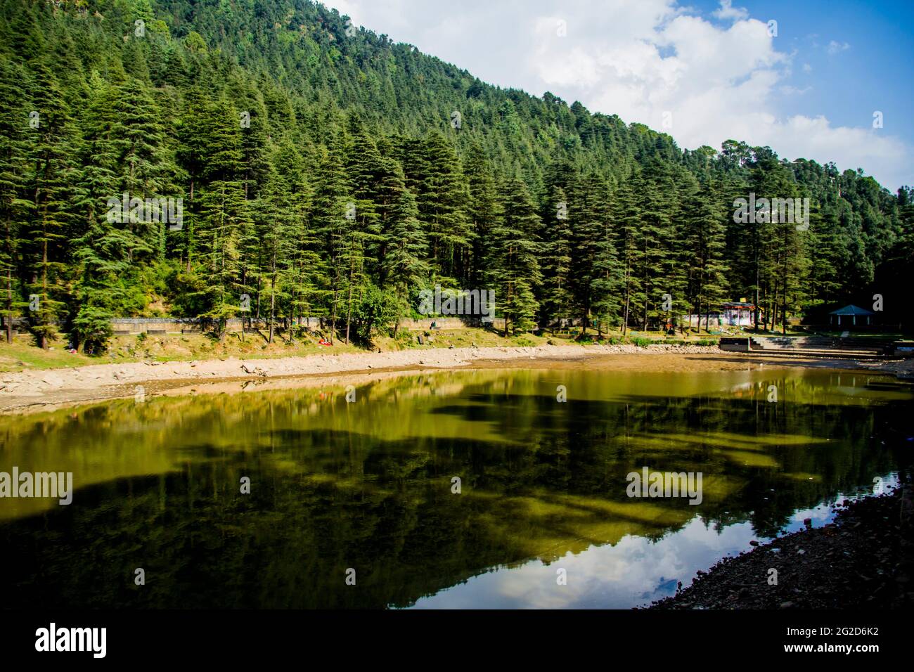 Lac Dal, Dharamshala, avec un peu d'eau Banque D'Images