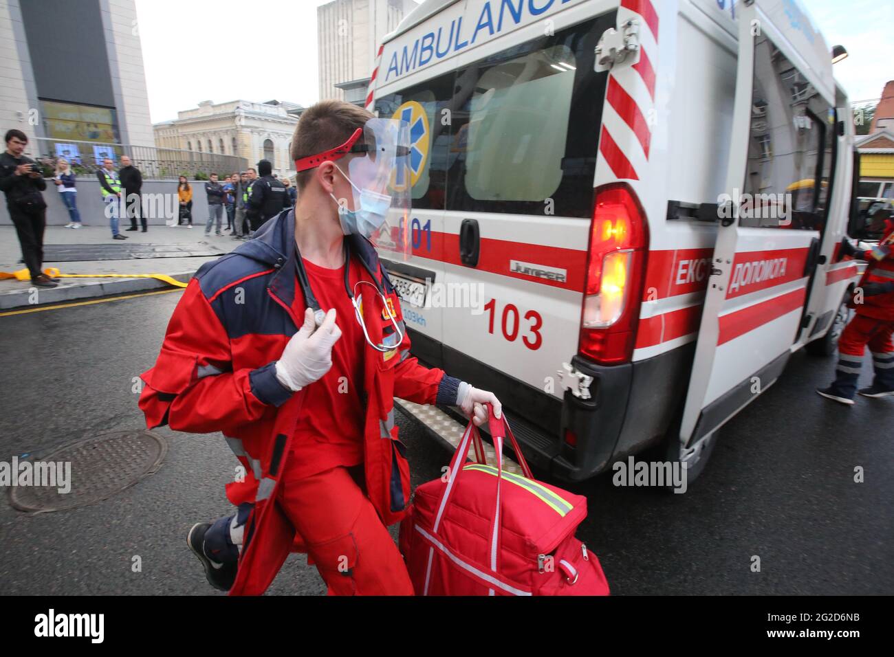 KHARKIV, UKRAINE - 10 JUIN 2021 - un EMT passe devant une ambulance lors des exercices tactiques spéciaux du Service d'urgence de l'État à l'extérieur d'un SH local Banque D'Images