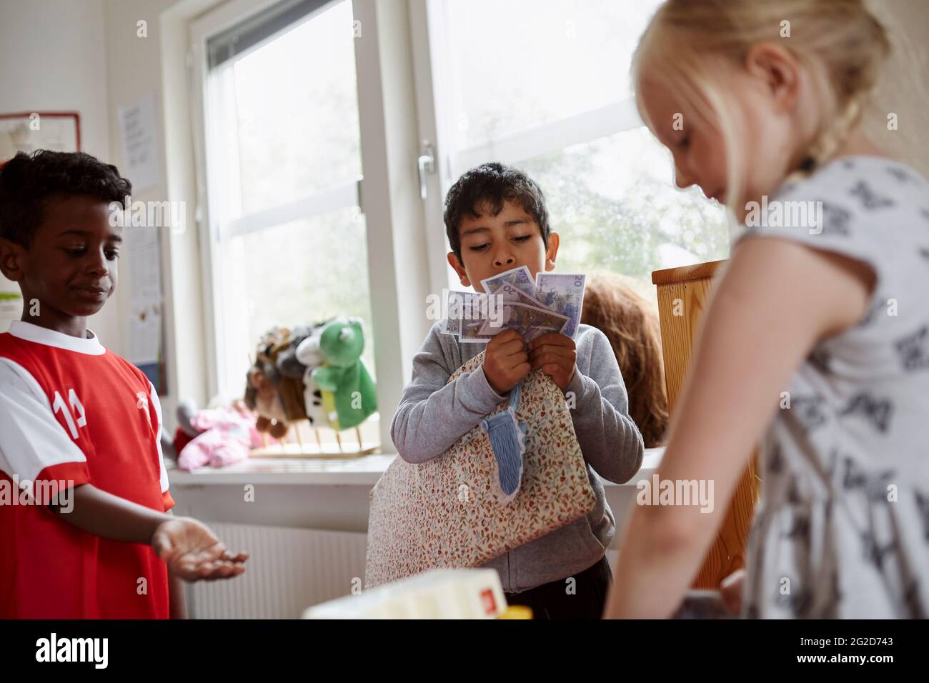 Enfants jouant en classe Banque D'Images