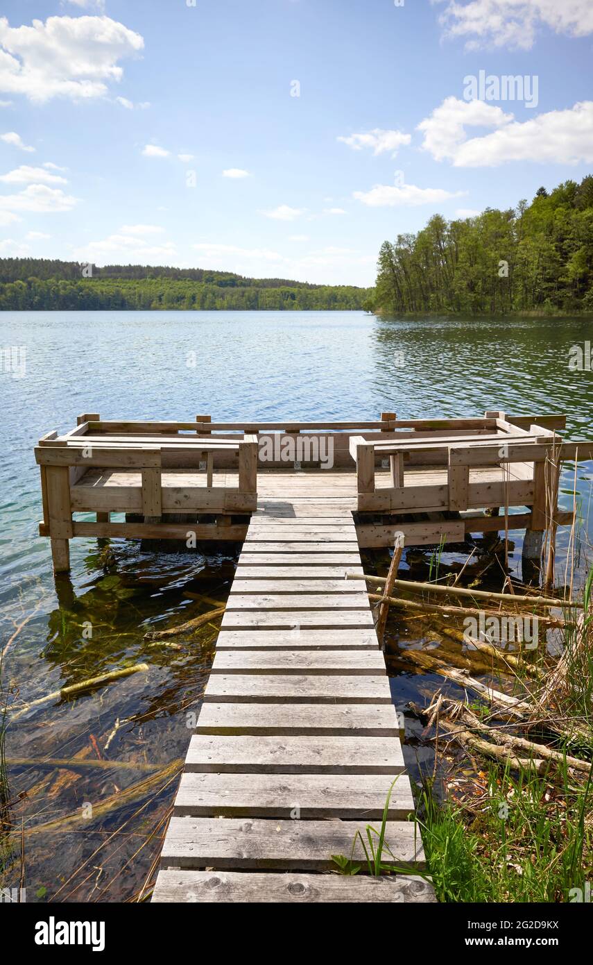 Plate-forme de pêche en bois au lac Slowa par une journée ensoleillée, en Pologne. Banque D'Images Plate-forme de pêche en bois au lac Slowa par une journée ensoleillée, en Pologne. Banque D'Images