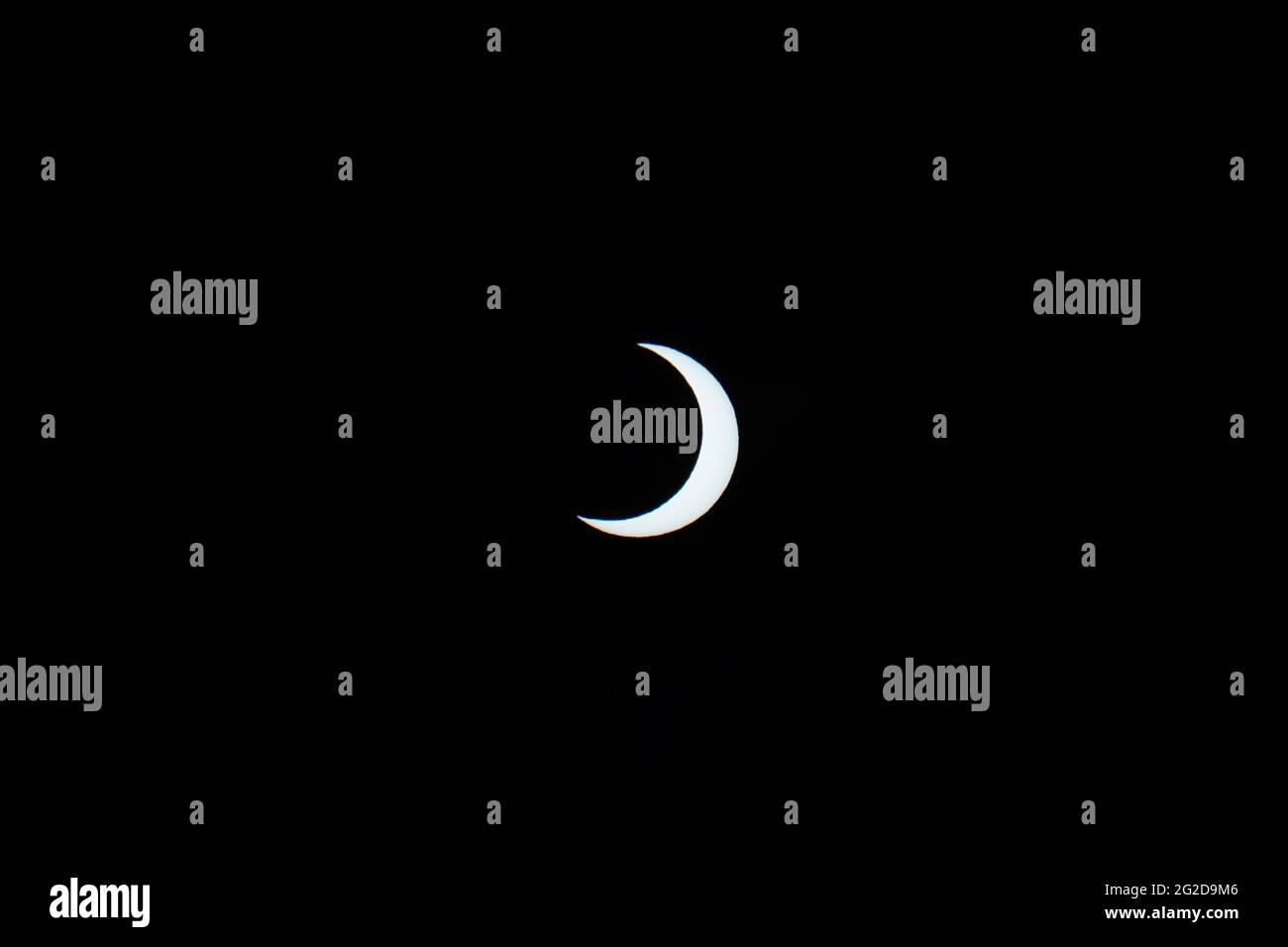 Ottawa, Canada. Le 10 juin 2021 : une éclipse solaire partielle est vue sur la colline du Parlement à Ottawa, Canada - le jeudi 10 juin 2021. L'éclipse solaire annulaire ou « anneau de feu » n'est visible que par certaines personnes au Groenland, dans le nord de la Russie et au Canada. Dans la région de la capitale nationale du Canada, le soleil se trouvait à moins de 3 degrés au-dessus de l'horizon au sommet de l'éclipse. Credit: George Ross/Alay Live News Banque D'Images