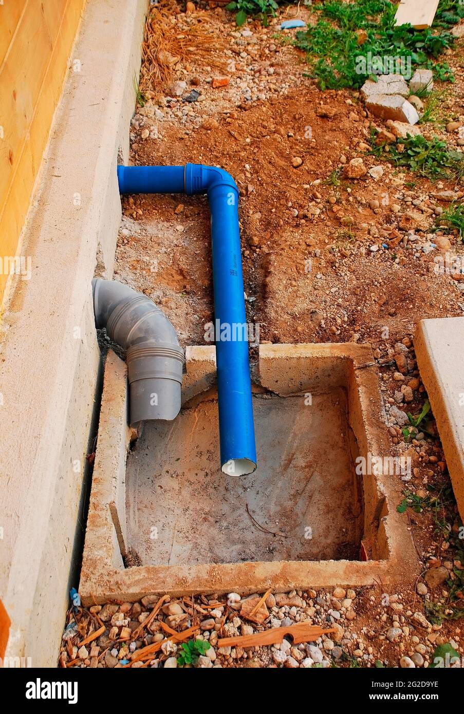 Une chambre d'inspection des eaux usées partiellement contrée pour les eaux usées provenant des éviers, de la machine à laver et des toilettes à l'extérieur de la construction d'une maison. Udine, Italie Banque D'Images