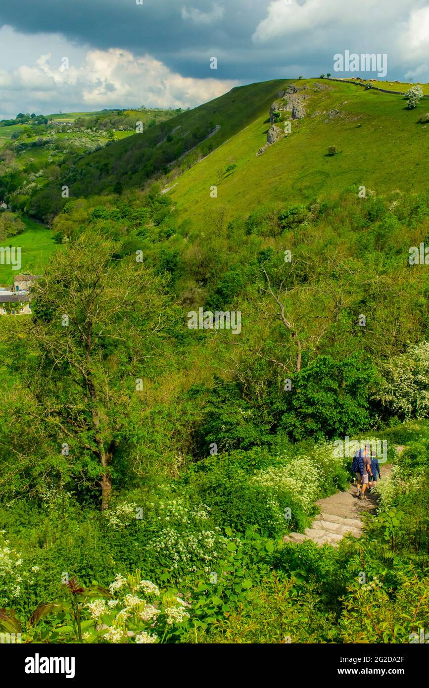 Début de l'été à Monsal dirigez-vous vers un point de vue populaire dans le parc national de Peak District Derbyshire Angleterre Royaume-Uni avec des marcheurs sur le sentier en premier plan. Banque D'Images