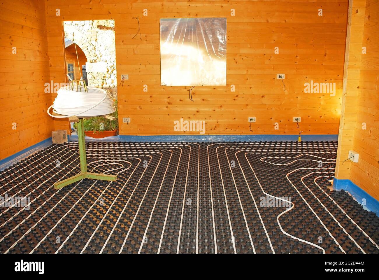 Un système de chauffage par le sol à boucle fermée hydronique sur un panneau isolé moulé en EPS avec une table à enroulement à l'intérieur d'une maison en bois construite en partie, en Italie Banque D'Images