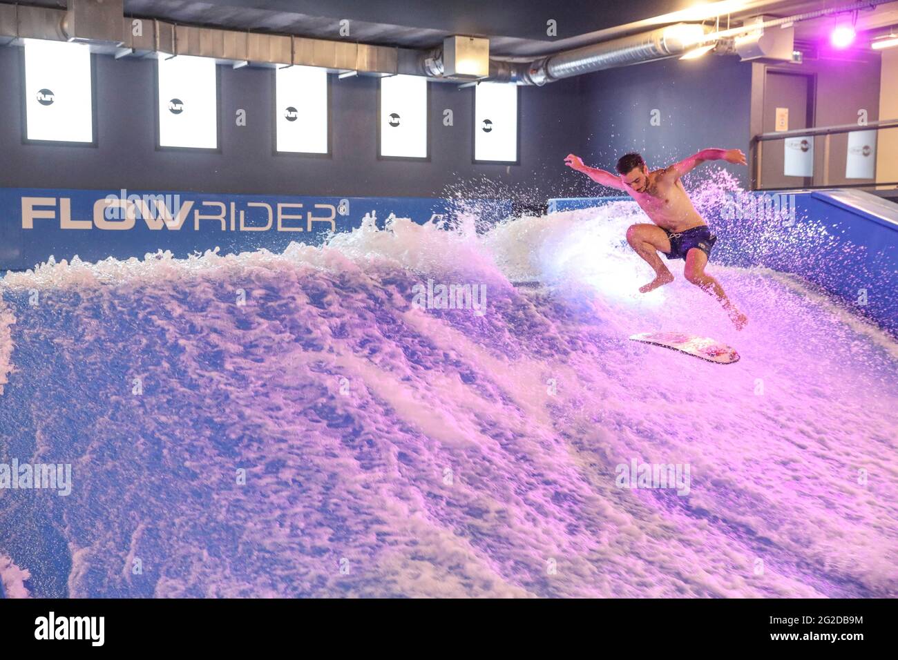 WAVE À PARIS, LA PREMIÈRE INSTALLATION DE SURF STATIQUE INTÉRIEURE Banque D'Images