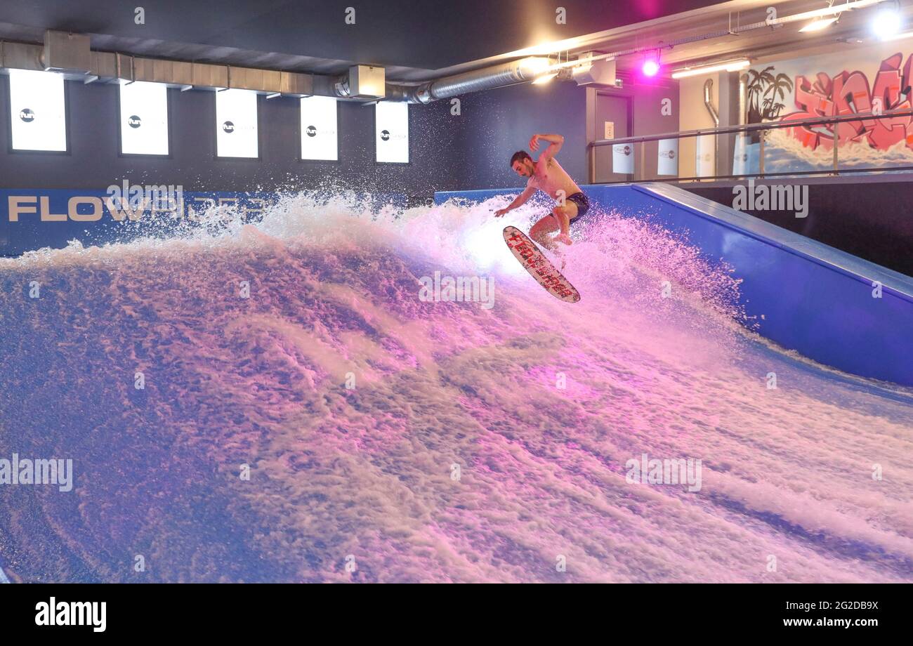 WAVE À PARIS, LA PREMIÈRE INSTALLATION DE SURF STATIQUE INTÉRIEURE Banque D'Images