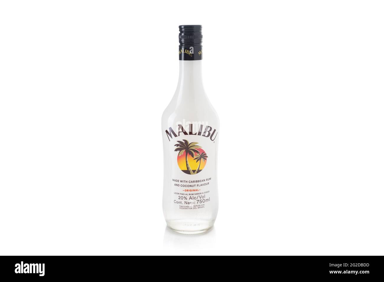 Bouteille de rhum Malibu sur fond blanc. Boisson alcoolisée Banque D'Images