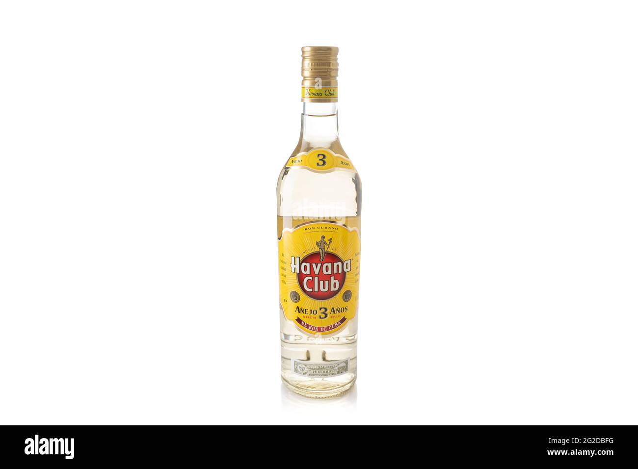 Bouteille de rhum Havane sur fond blanc. Boisson alcoolisée Banque D'Images