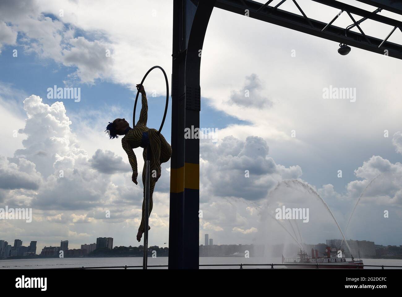 New York, NY, États-Unis. 9 juin 2021. Acrobat lors d'une présentation publique du gouverneur Andrew M. Cuomo Ribbon Cuomo Cutting à l'ouverture officielle du quai 76, derrière le Javits Centre, New York, NY 9 juin 2021. Crédit : Kristin Callahan/Everett Collection/Alay Live News Banque D'Images