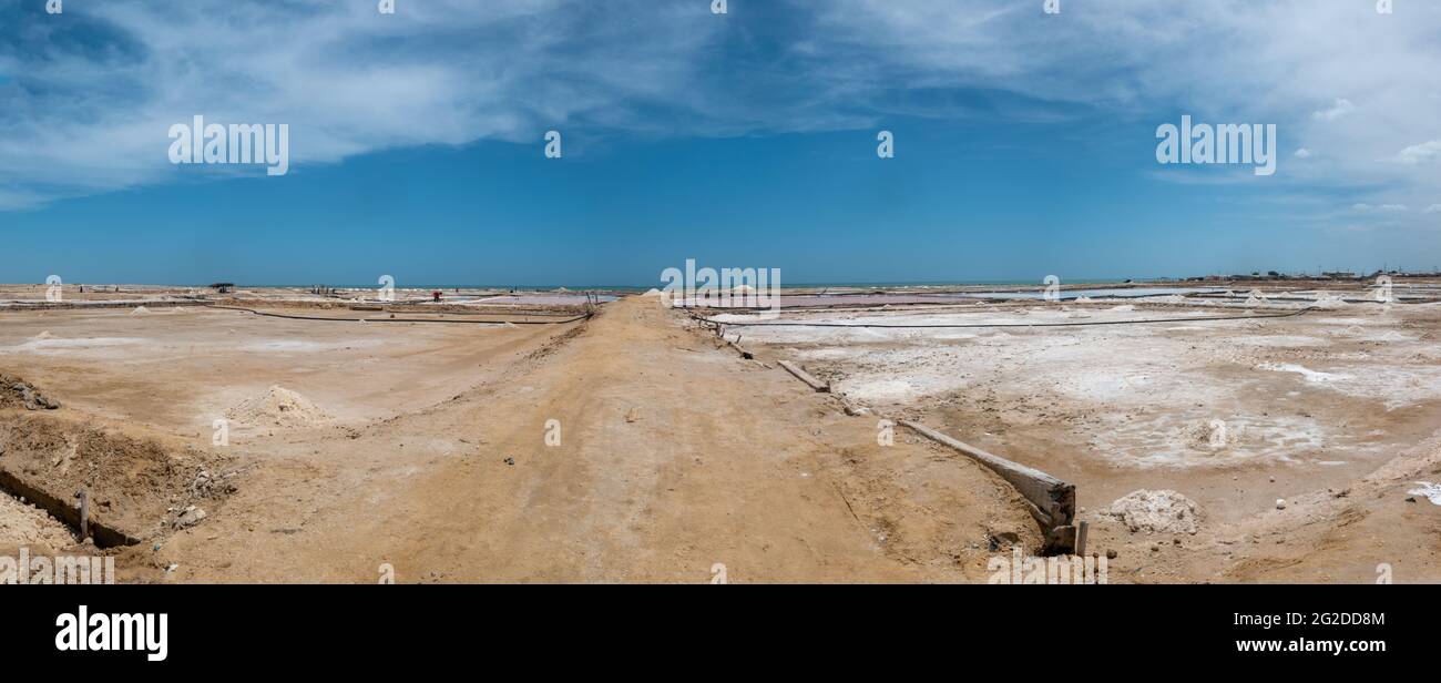 Vue panoramique de Manaure, les plus importantes lamelles de sel maritime de Colombie, avec les eaux roses et bleues Banque D'Images