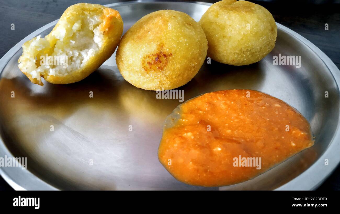 aloo bonda ou aloo pakora servi avec de la sauce dans une assiette Banque D'Images